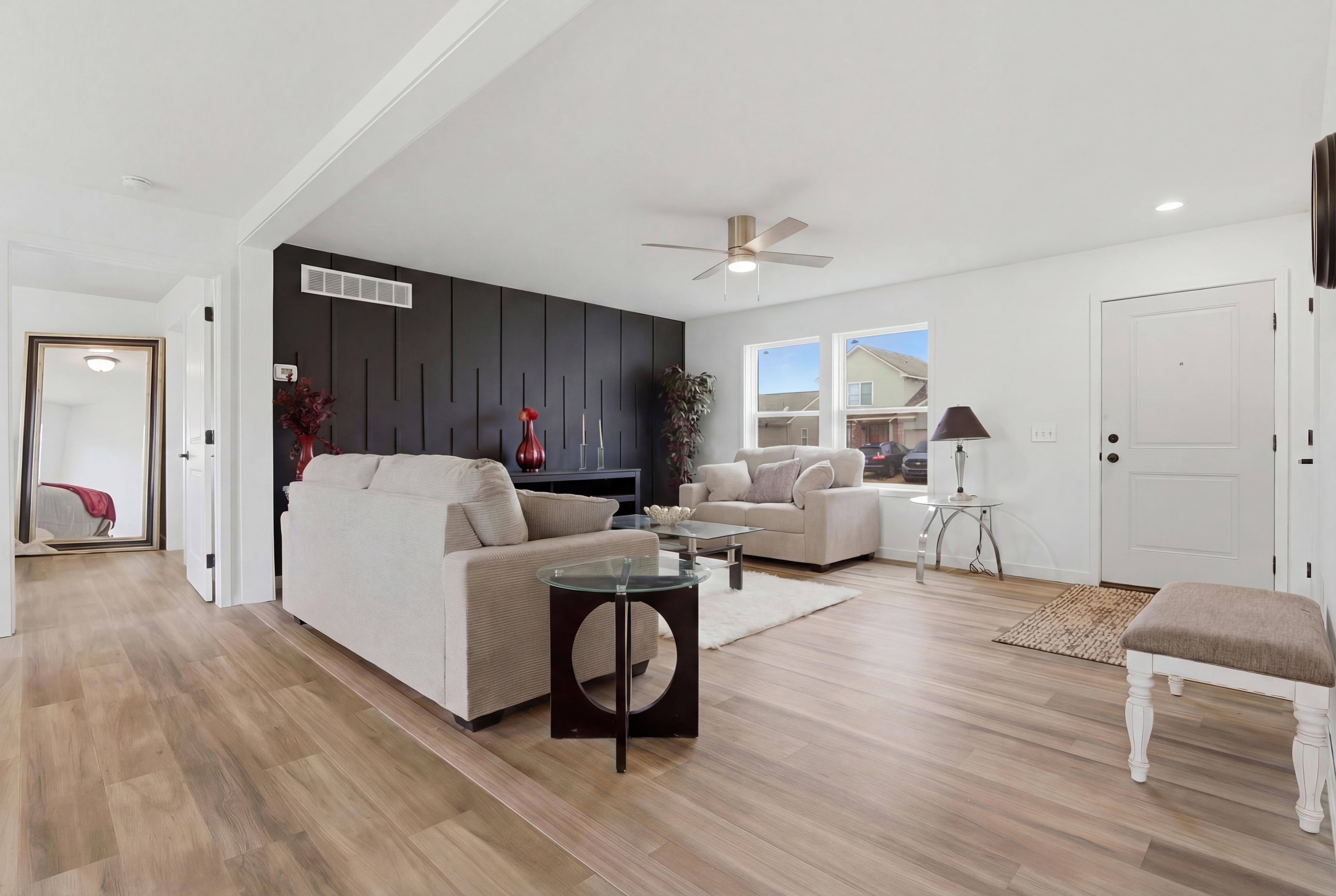 4331 Bridgeport Ct — Living room