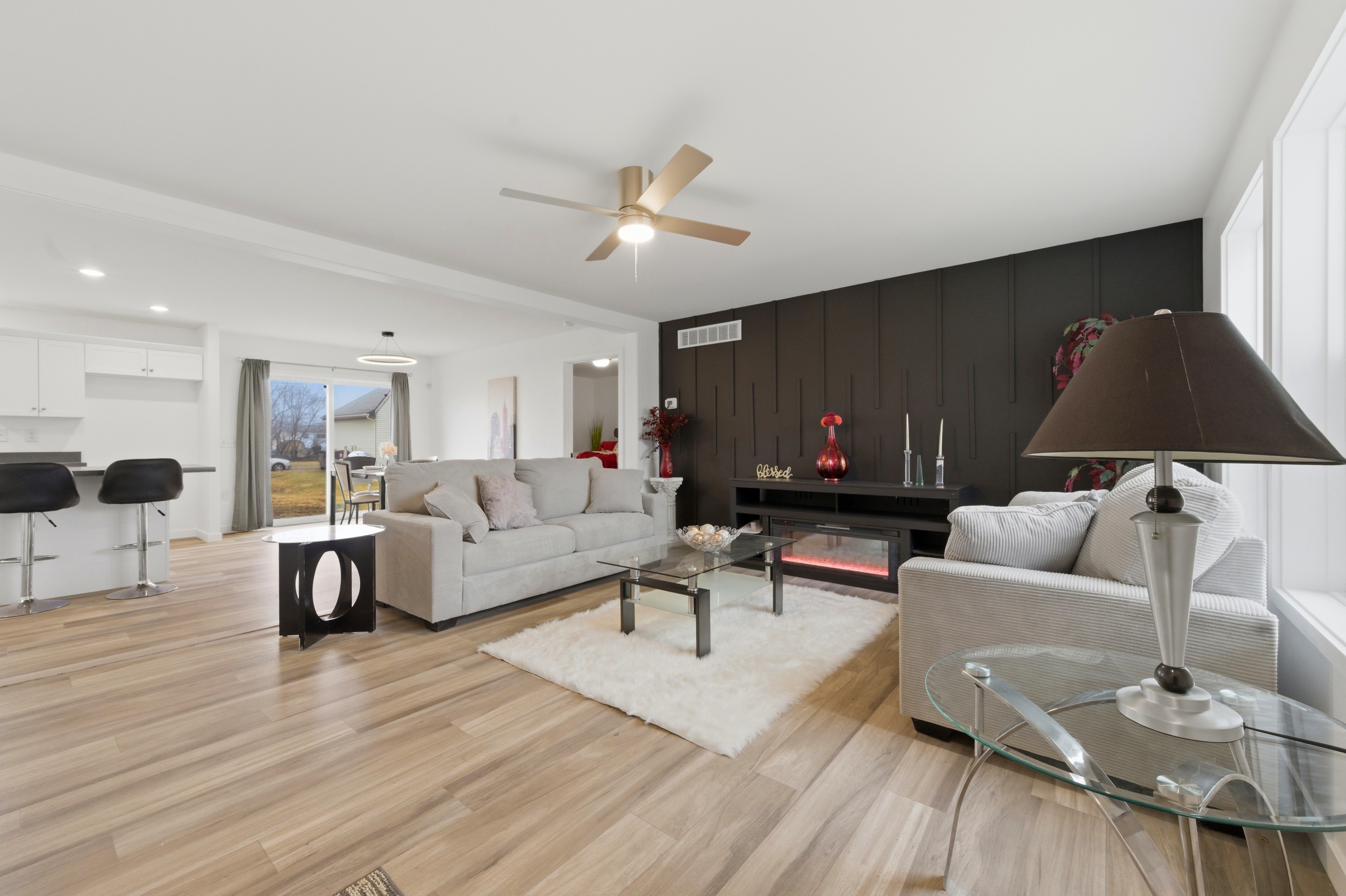 4331 Bridgeport Ct — Open living area