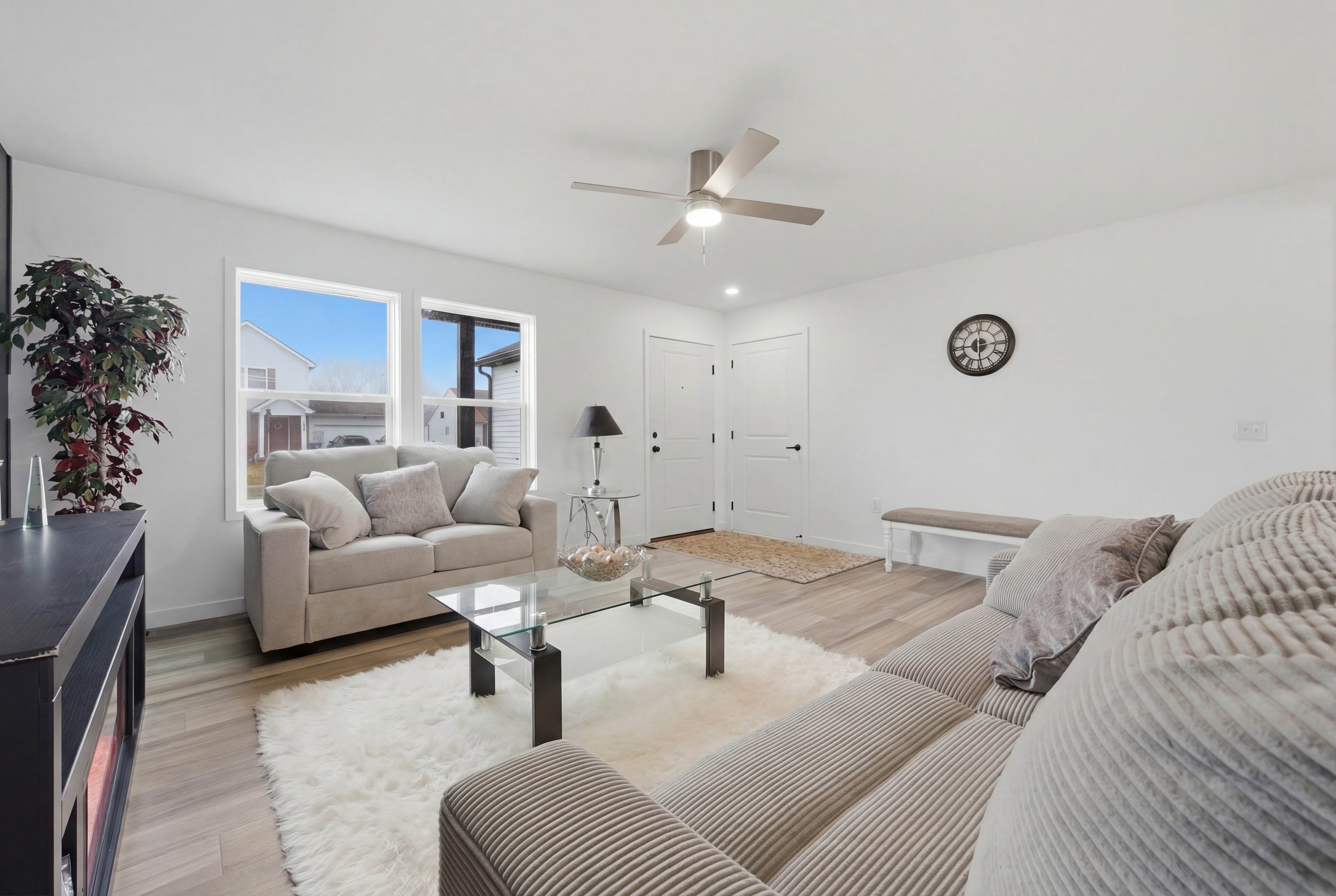 4331 Bridgeport Ct — Living room & entry