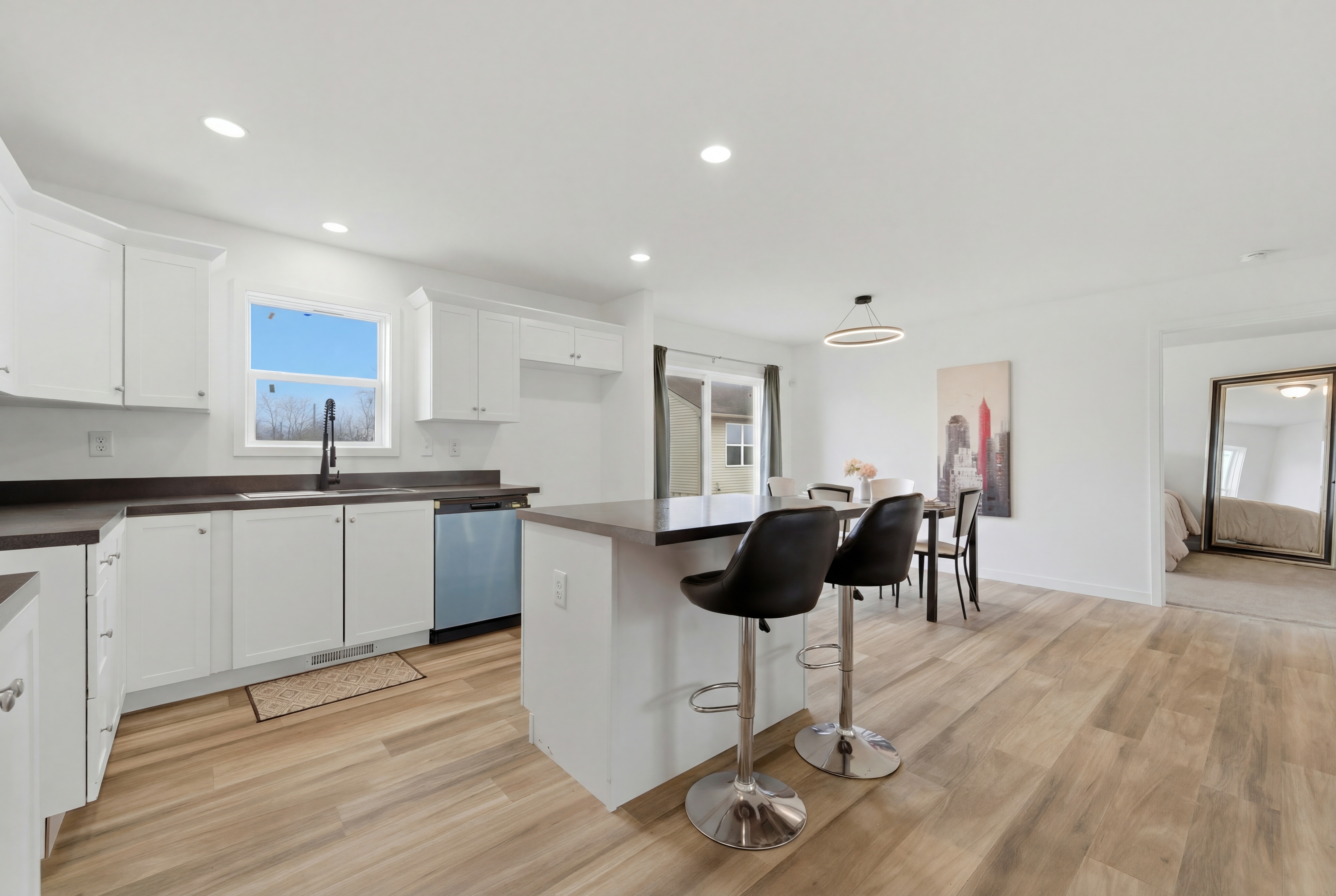 4331 Bridgeport Ct — Kitchen & dining