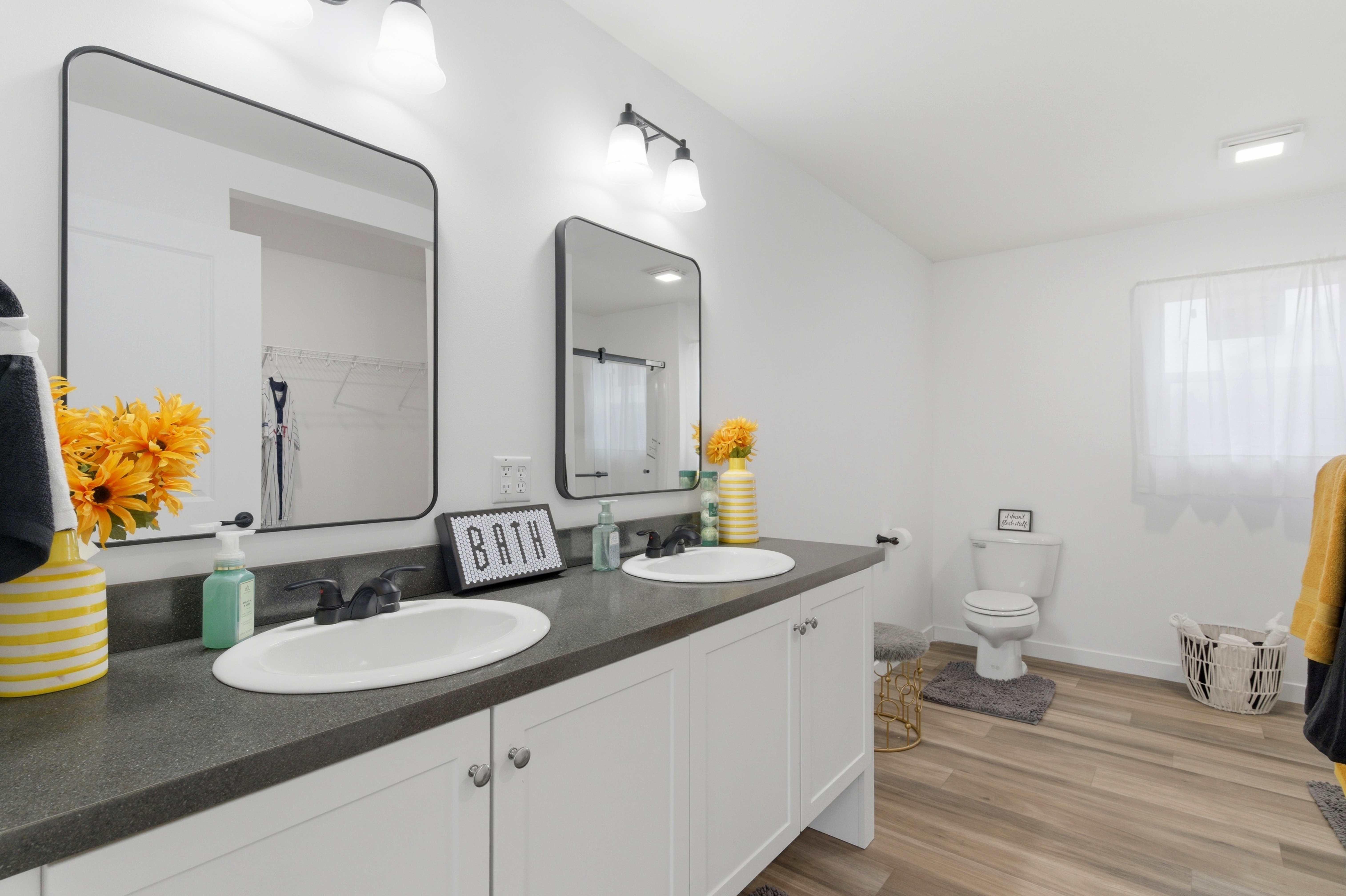 4331 Bridgeport Ct — Walk-in shower