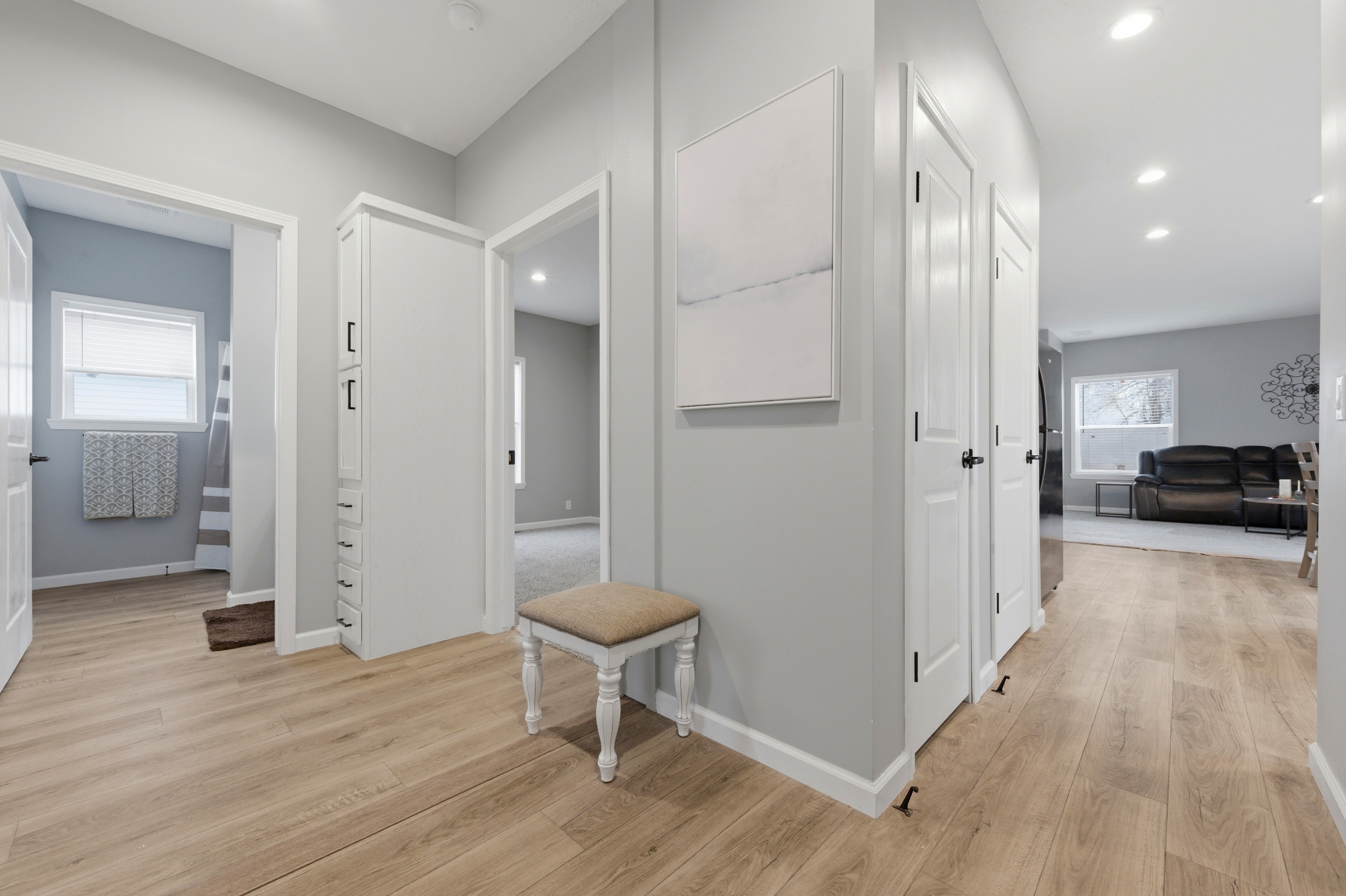 4332 Bridgeport Ct — Garage & driveway