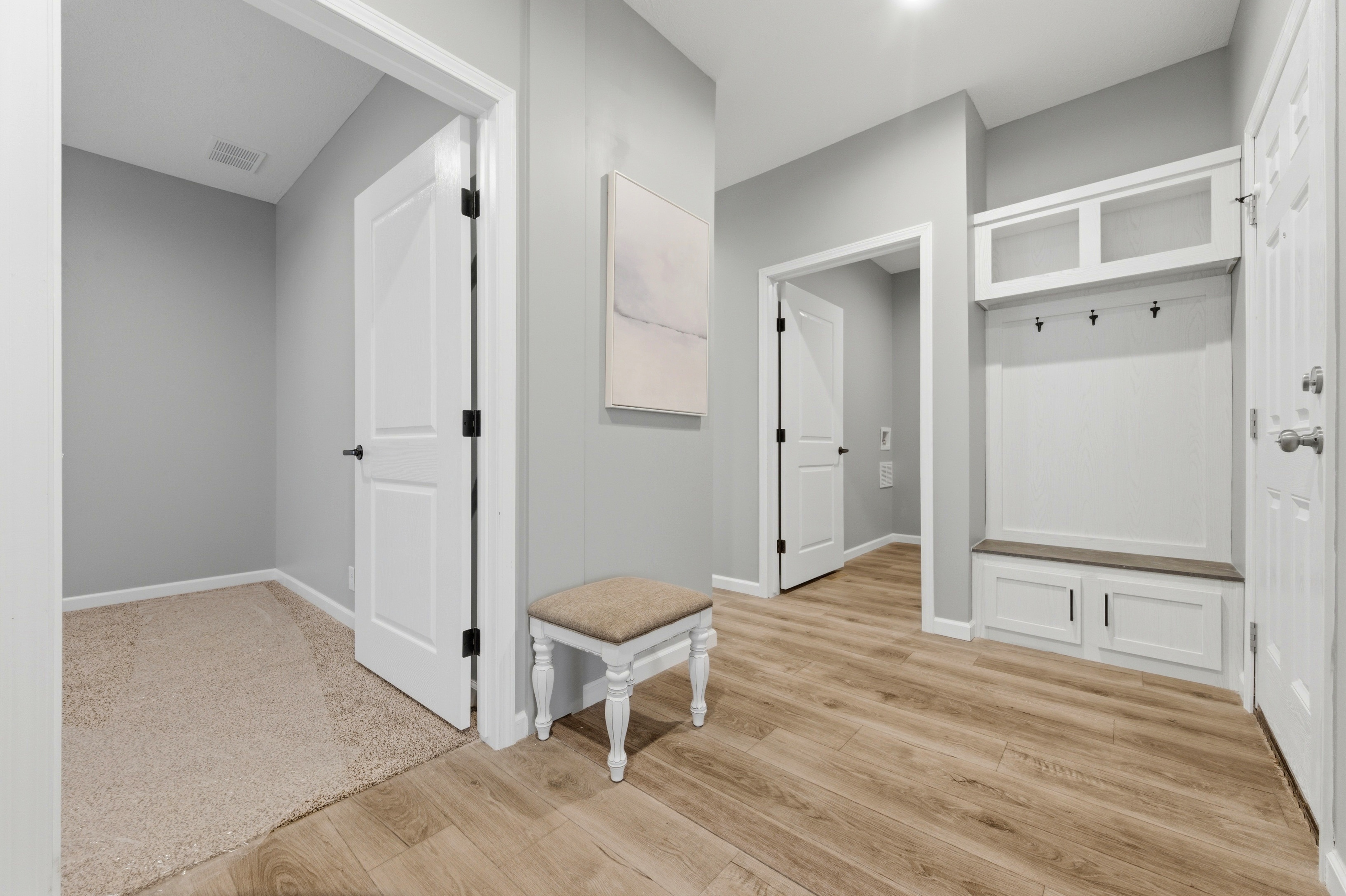 4332 Bridgeport Ct — Living room