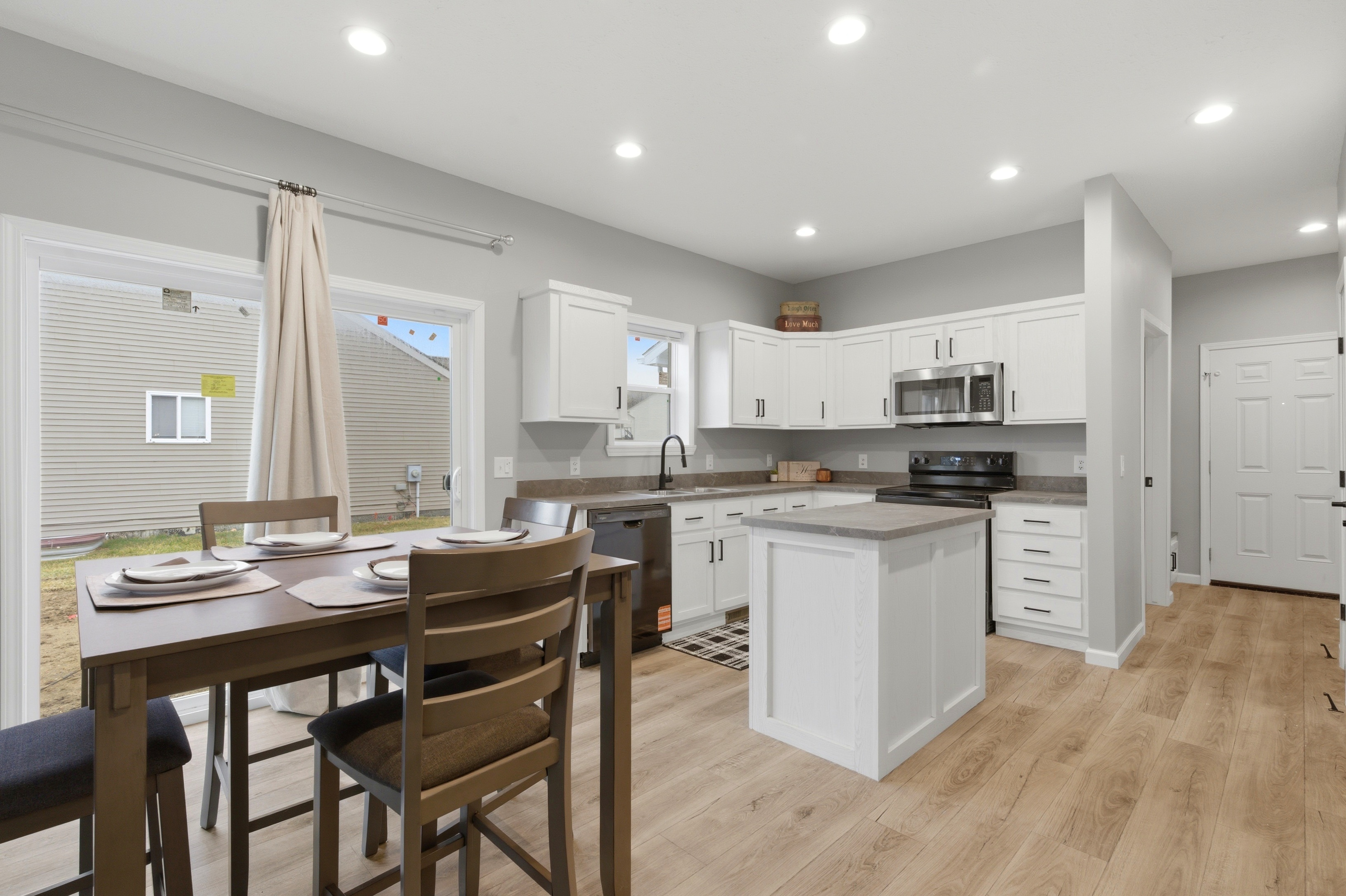 4332 Bridgeport Ct — Open concept living