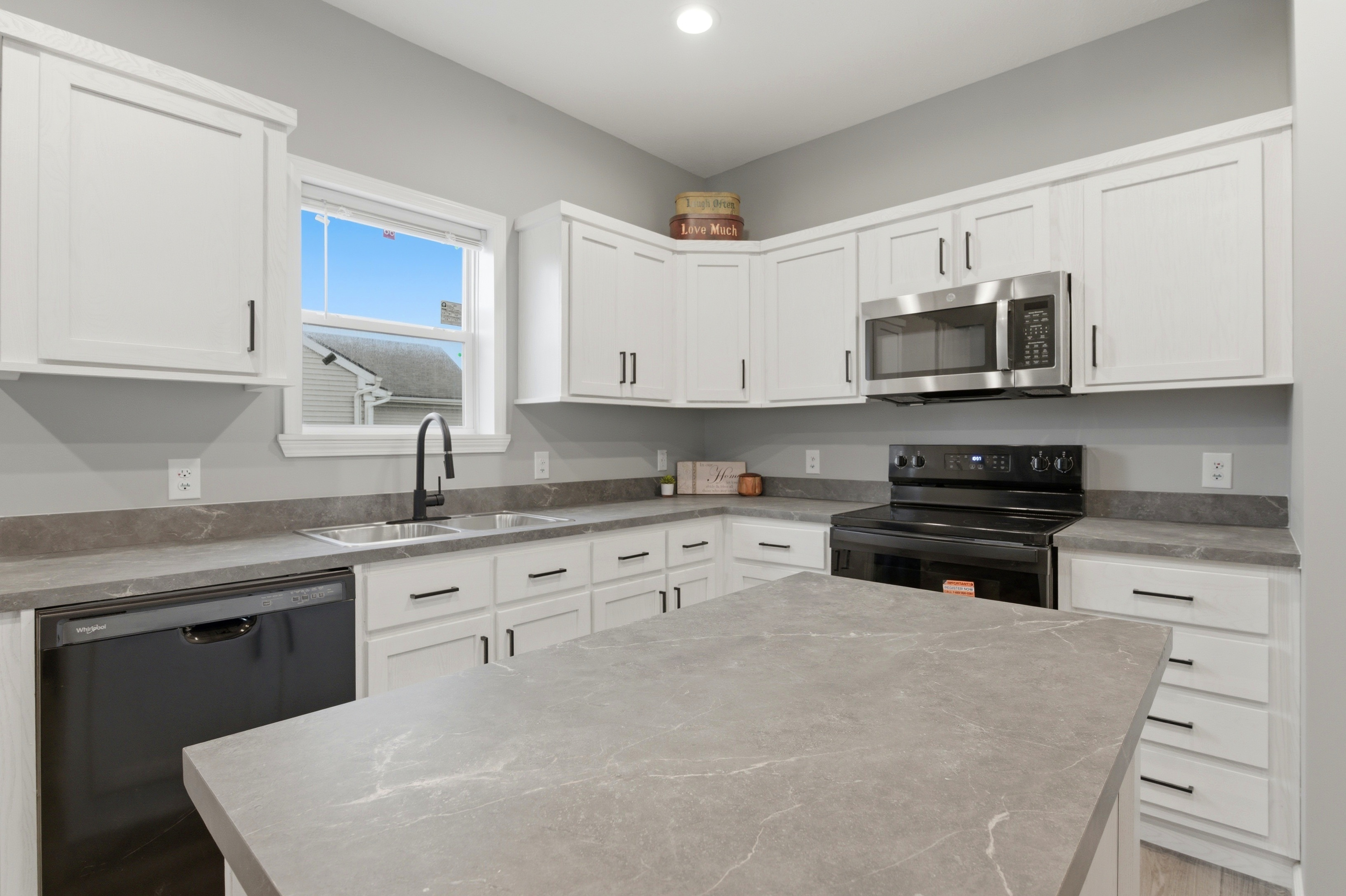 4332 Bridgeport Ct — Dining & kitchen