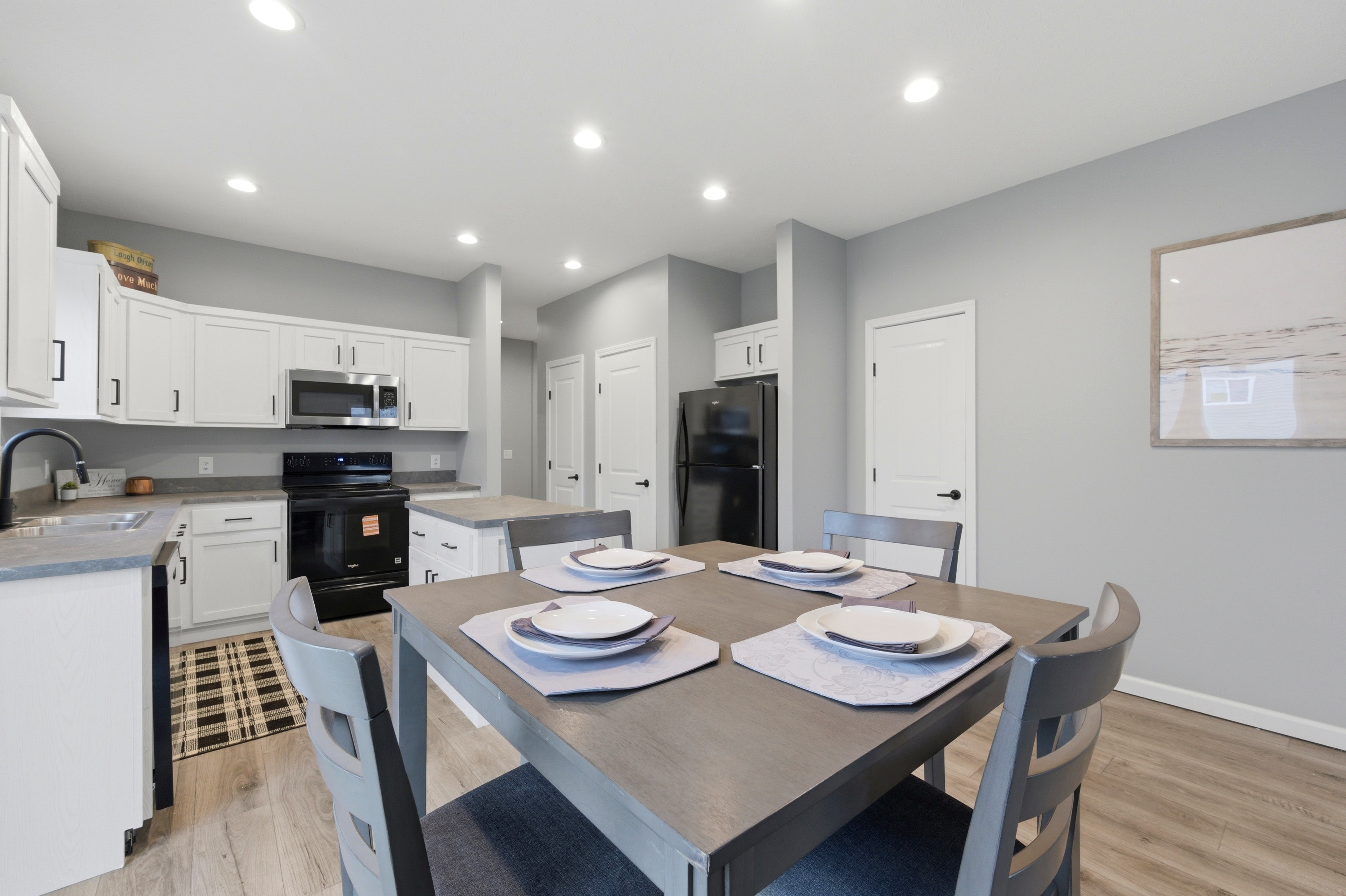 4332 Bridgeport Ct — Entry & hallway