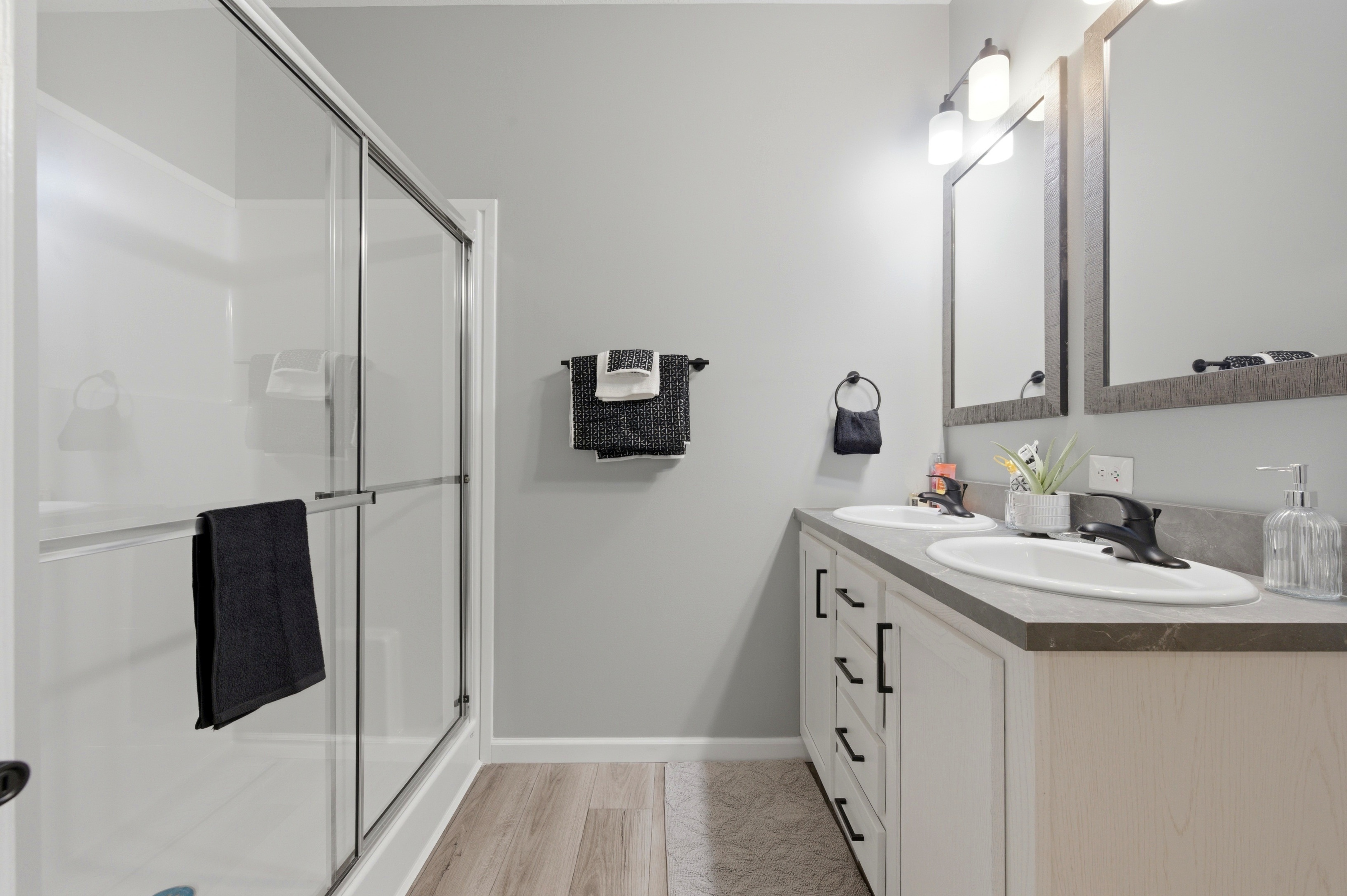 4332 Bridgeport Ct — Primary bath & closet
