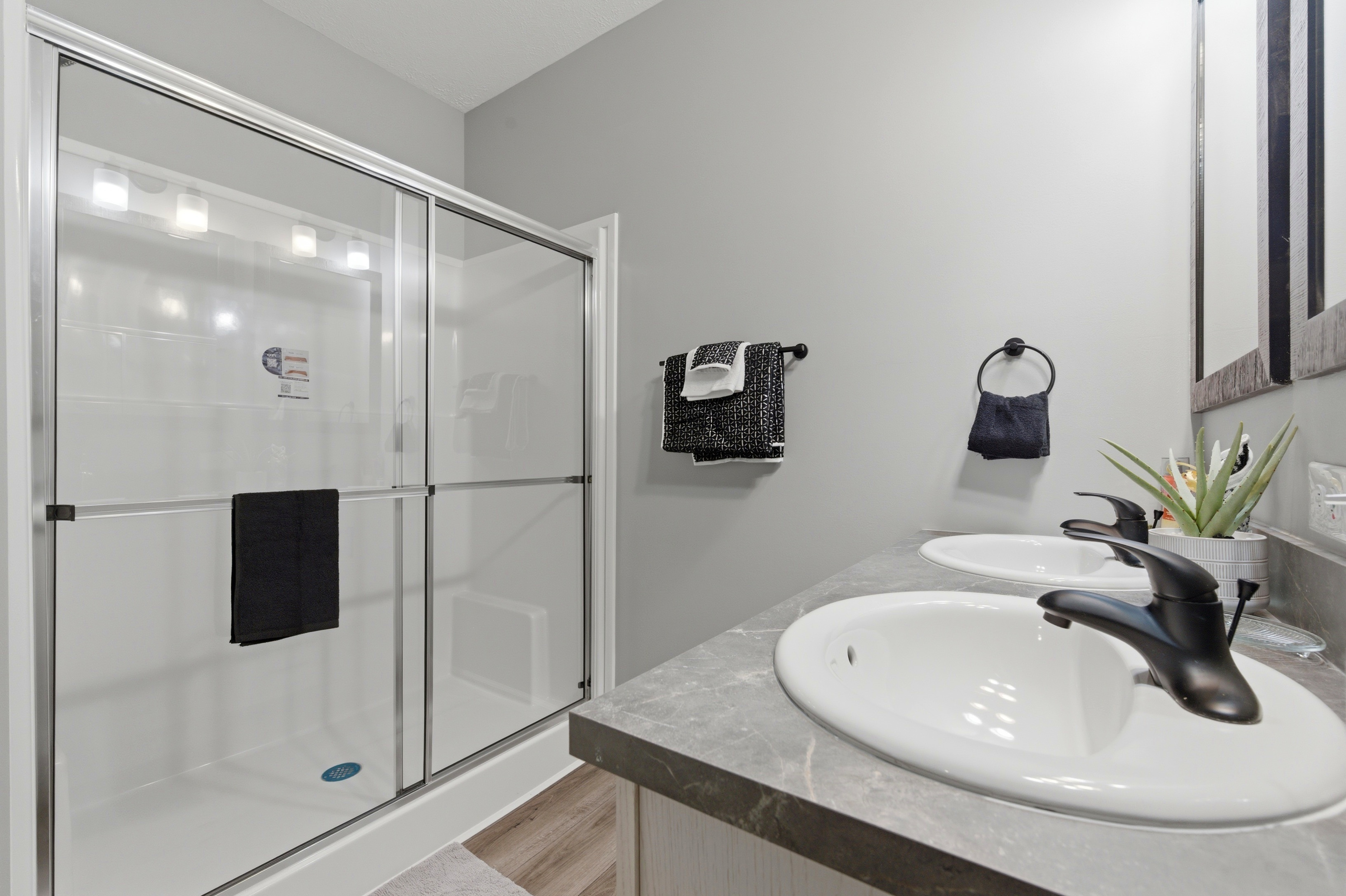 4332 Bridgeport Ct — Primary bathroom