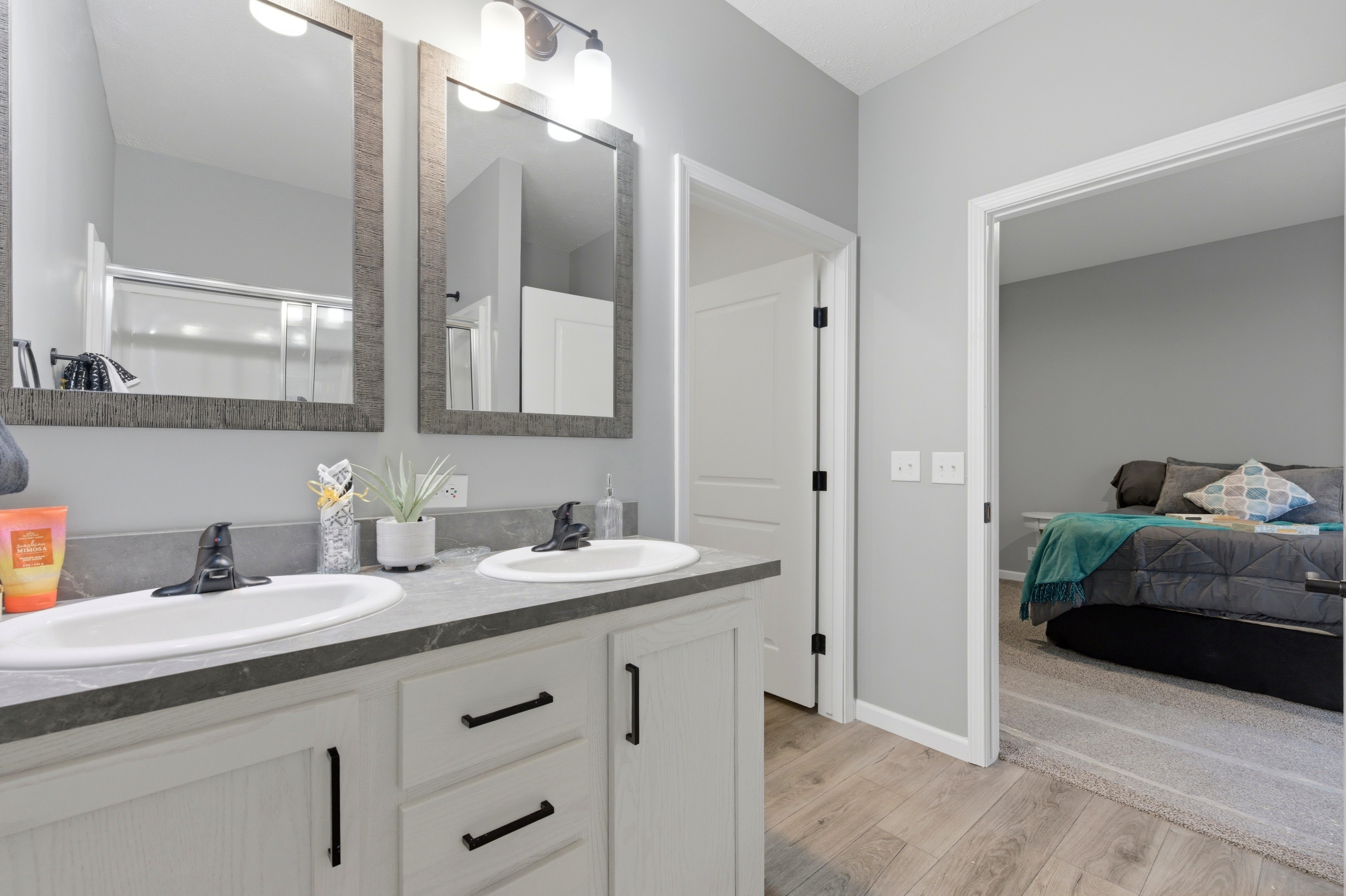 4332 Bridgeport Ct — Primary bathroom