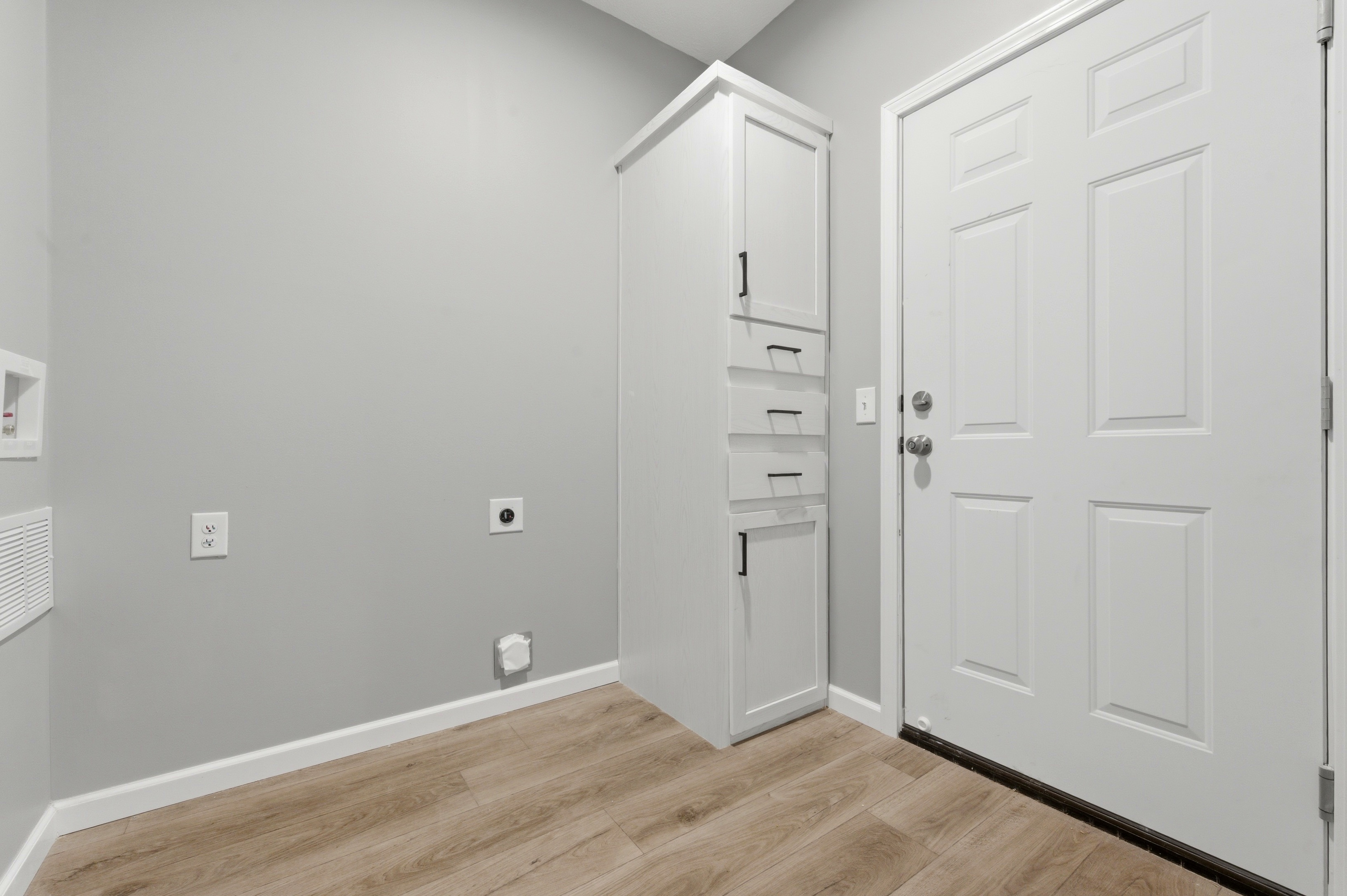 4332 Bridgeport Ct — Laundry & storage